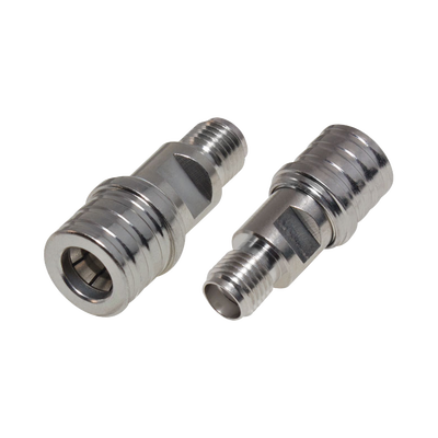 Imagen de Adaptador en Línea de Bajo PIM, de Conector QMA (Quick Mate) Macho a SMA Hembra, Bronce Blanco/ Oro/ Teflón.