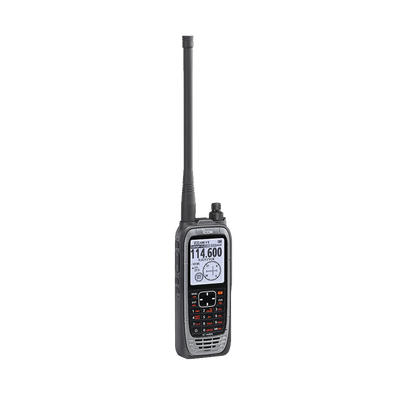 Imagen de Radio portátil aéreo VHF con display de 2.3 pulgadas y teclado, 6W (PEP) de potencia, navegación, bluetooth y GPS, batería, cargador, antena y clip incluidos
